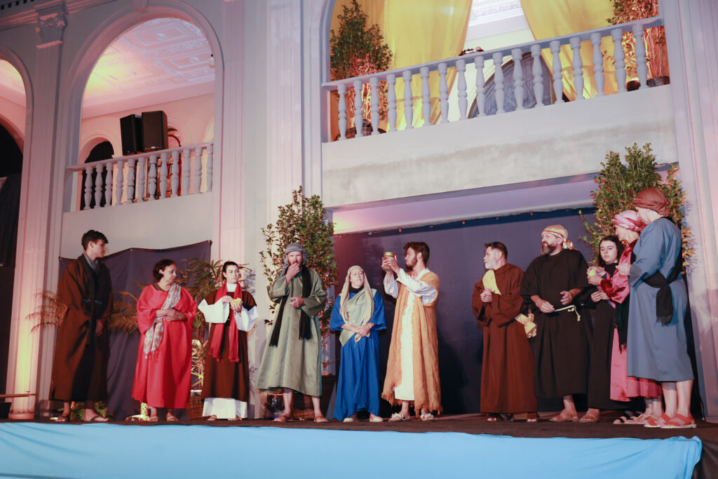 A Tradicional Cena Da Santa Ceia Teve A Inclusao De Seis Mulheres Apostolas Espetáculo Da Paixão De Cristo Apresenta Inovação E Destaca Participação Feminina
