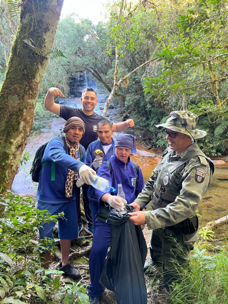 Na Ultima Acao Do Grupo Os Alunos Retiraram Residuos Existentes Nas Trilhas Proximas As Cachoeiras Do Morro Do Anhangava. Foto Divulgacao Alunos Da Escola Especial Joana Valache Ajudam Nos Mutirões De Coleta De Resíduos Em Quatro Barras