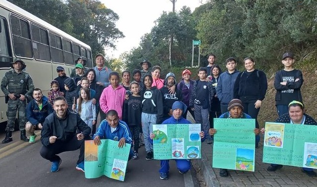 Um Onibus Foi Cedido Pela Viacao Castelo Branco Para Transporte Dos Participantes Alunos Da Escola Especial Joana Valache Ajudam Nos Mutirões De Coleta De Resíduos Em Quatro Barras