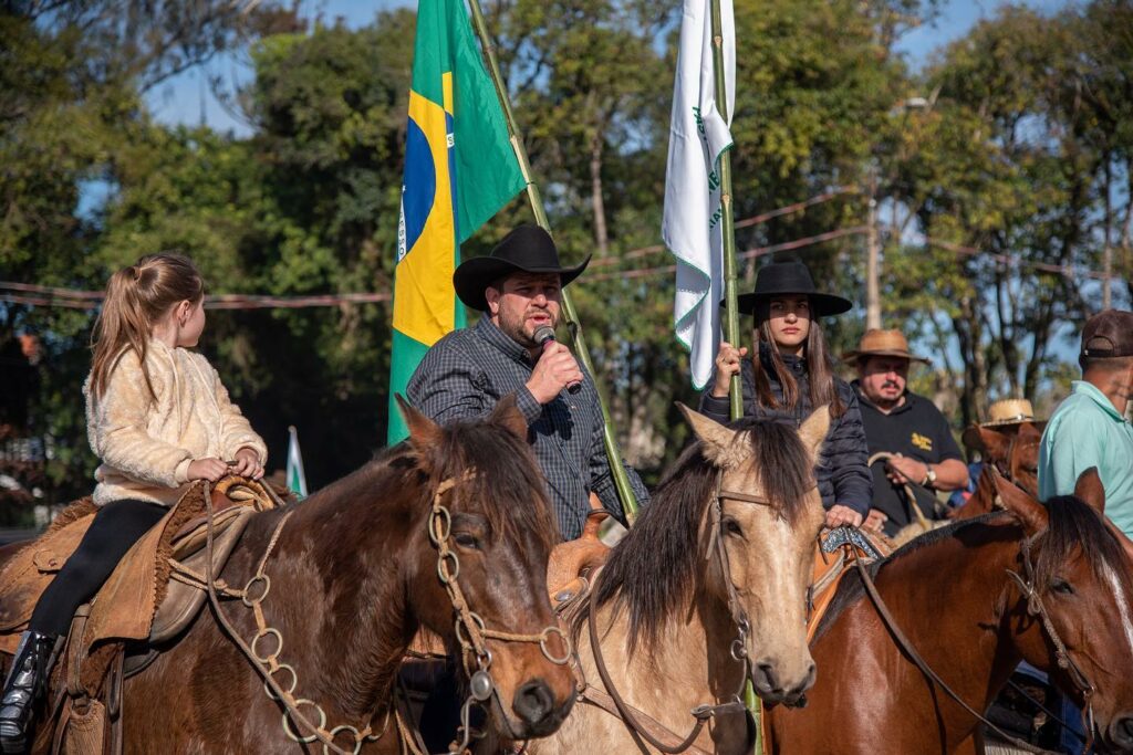 Participantes 2ª Cavalgada Solidária De Colombo Atrai Multidão No Parque Municipal Da Uva