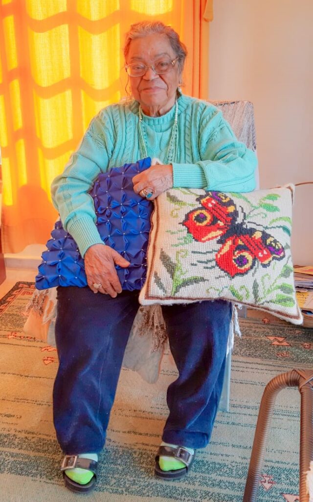 Dona Geralda Se Orgulha Em Mostrar As Almofadas De Ponto Cruz E Croche Produzidas Por Ela Aos 88 Anos, 'Dona Gegê' Transforma Tecidos Em Obras De Arte