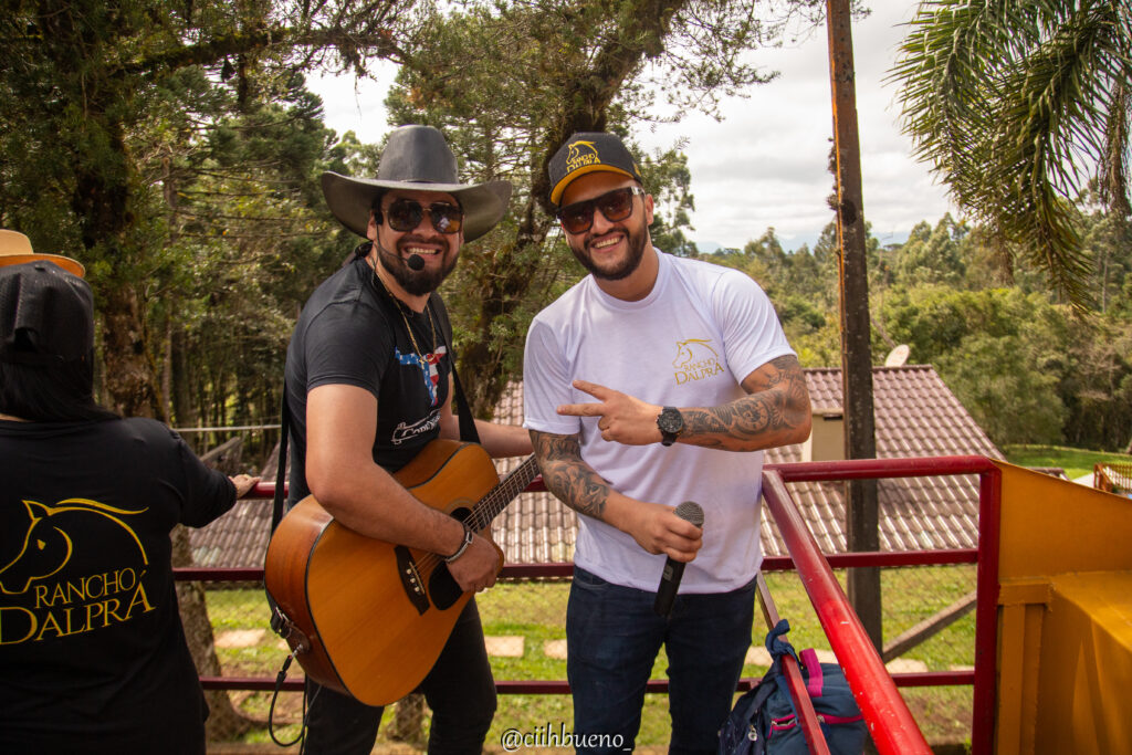 Em Cima Do Caminhao De Som Douglas Marques E Rafael Levaram Musica E Animacao 1 Cavalgada Rancho Dalprá Chega À Sua 3ª Edição Mostrando A Tradição Do Campo Em Campina Grande Do Sul